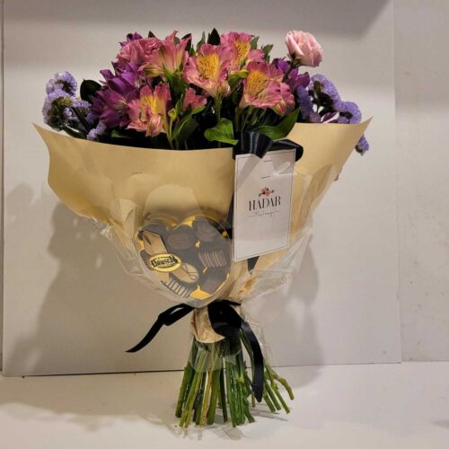 זר פרחי עונה עם פרלינים 220 ש"ח